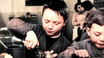 Půllitr vína pro děti denně? Ve Francii si připomínají výročí rodičovské vzpoury