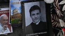 Kalendář nekalendář plný kněží, kteří nejsou duchovními. Řím má kultovní suvenýr