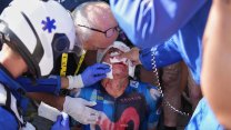 Rvačka a krvavá srážka na Alpe d’Huez: Chaos na slavném stoupání Tour de France