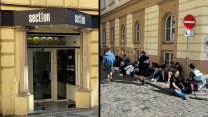 Před obchodem v centru Prahy nocovaly desítky lidí. Čekají prý na trička zdarma