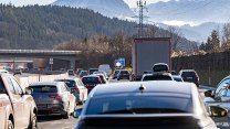 Na rakouské dálnici se při nehodě zranila rodina z Česka. Zasahoval vrtulník