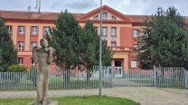 Pracovnice základní školy na Sokolovsku nutila žákyně k focení intimních snímků a odběru jejich vajíček