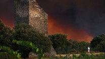 Hořela obloha, líčí svědci ničivé požáry ve Francii. Úřady nařizují další evakuace