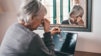 Seniorka chtěla investovat, podvodníci ji připravili o skoro půl milionu korun