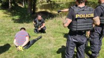 Střílel po své rodině. Policisté zadrželi muže z Klatovska