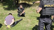 Muž ohrožoval na Klatovsku střelnou zbraní příbuzné, zadržela ho policie