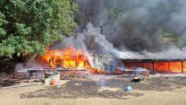 Na Berounsku hořelo v dětském táboře, hasiči evakuovali přes 70 lidí