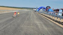 Zmrzlina i cukrová vata gratis. Dálnice patřila lidem, 21. srpna už bude jen řidičů