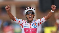 Královskou etapu Tour vyhrál Carapaz, Pogačar míří mezi velikány