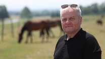 Neskutečně mě baví pracovat s mladými koňmi, říká chovatel a majitel závodiště