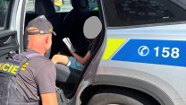 Otec s jedním dítětem nastoupil do vlaku, druhé zůstalo stát v Pardubicích na peróně