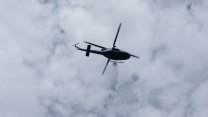 Na okraji Velhartic na Klatovsku hoří tři hektary lesa, zasahují desítky hasičů i vrtulník