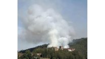 Hoří les pod hradem Velhartice. Zasahují desítky hasičů i vrtulník