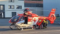 Tříleté dítě vypadlo z okna ve čtvrtém patře, holčičku převážel vrtulník