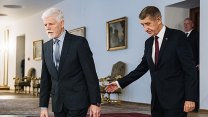 Nejhorší scénář? Experti popisují, jak by vypadala totální válka Hradu s vládou