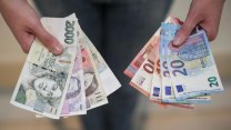 Vyhodili starý nábytek i s celoživotními úsporami. Nálezkyni poklad vynesl obvinění