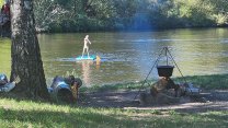 Ohně a grily v pražských parcích hoří navzdory pokutám, lidé si stěžují na hluk a nepořádek