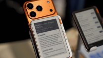 AI pomocníka připneme na mobil. Poslouchá porady a vytváří úkoly