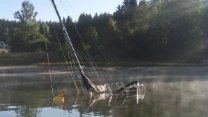 Na Lipně se potopila plachetnice, vytahují ji hasiči a potápěči