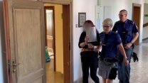 Za ubodání osmileté dcery stovkou ran potvrdil soud zdravotní sestře 18 let