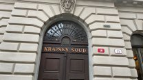 Matka přivedla dceru k léčiteli, který ji měl sexuálně zneužívat. Žalobce seniorovi navrhl 5 let