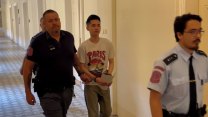 Za útok katanou na turisty v centru Prahy dostal mladý prodavač 12 let. A čeká ho vyhoštění