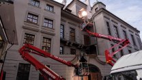 FOTO: Netflix obsadil centrum Prahy. Natáčí tam nový seriál podle Dana Browna