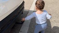 Matka upadla, dítě vběhlo do silnice. Hrdinský čin cizího muže obletěl svět