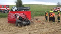 Řidič octavie u Kojetína narazil při předjíždění do náklaďáku, nehodu nepřežil