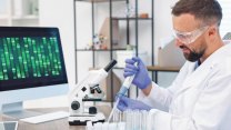 Genetická medicína umí zázraky. Na jejich zaplacení ale zdravotní systémy nestačí