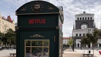 Netflix platí Praze 3 za reklamu na náměstí Jiřího z Poděbrad méně než farmář za stánek