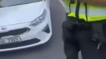 Já jsem král, můžu všechno. Agresivní řidič z videa napadal policejní hlídku, trest je podle experta výsměch