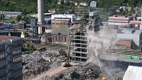 Demolice zbytků vyhořelé budovy ve Zlíně pokračuje. Co bude na jejím místě?