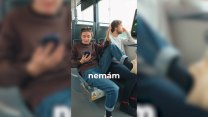 Video brněnských dopraváků zesměšňuje lidi, kteří hlasitě telefonují za jízdy