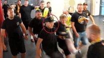 Rány pěstí i kopance na hokeji v Jihlavě. Policie hledá muže ze záběrů