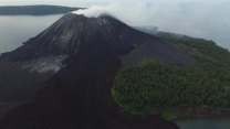 Sopka Anak Krakatoa usíná. Zakázaná zóna ale zůstává, nebezpečí je ve vzduchu