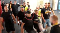 Po násilnostech na hokeji v Jihlavě hledá policie muže z fotografie