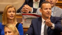 Opoziční poslanec označil premiéra Magyara za odporného červa, na týden ho vykázali z parlamentu