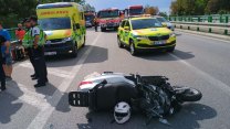 Na Jindřichohradecku se srazilo auto se skútrem, na místo letěl vrtulník
