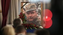 Pohřeb Mladiće rozpoutal diplomatickou roztržku. Bosna vyhostí dva Srby