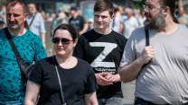 Na komunistické demonstraci oblékl triko se symbolem „Z“. Muži hrozí tříleté vězení
