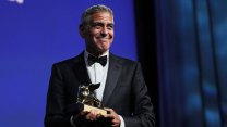FOTO: Benátky jsou plné filmových hvězd. Dorazili Clooney, Pattinson i bratři Gallagherové