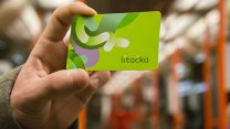 Plastové Lítačky jsou opět k mání. Operátor vysvětluje důvod jejich nedostatku