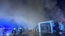 Požár kladenského Lidlu způsobil zkrat. Hasiči jsou stále na místě