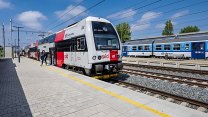 Příměstské vlaky v okolí Prahy jezdí jen ty krátké. Dráhy vysvětlily, co se stalo