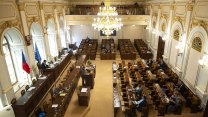 Sněmovna schválila novelu o státních úřednících i omezení pravomocí prezidenta
