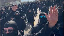 Nasadili kukly a šli proti migrantům i policii. Brity zaskočila „křesťanská armáda“