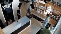 Zákazník v ruském obchodě strčil do humanoida, ten zaútočil