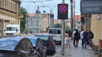 Dopravní značka za 380 tisíc korun testovaná v Praze většinu léta ani nefungovala