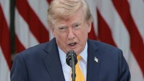 Konečně je přestala bavit hrozná migrační pravidla, chválí Trump triumf AfD
